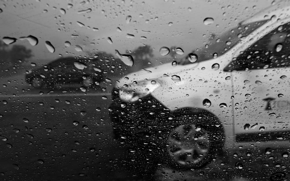 Vetture in Autostrada Viste dal Finestrino Durante un Temporale